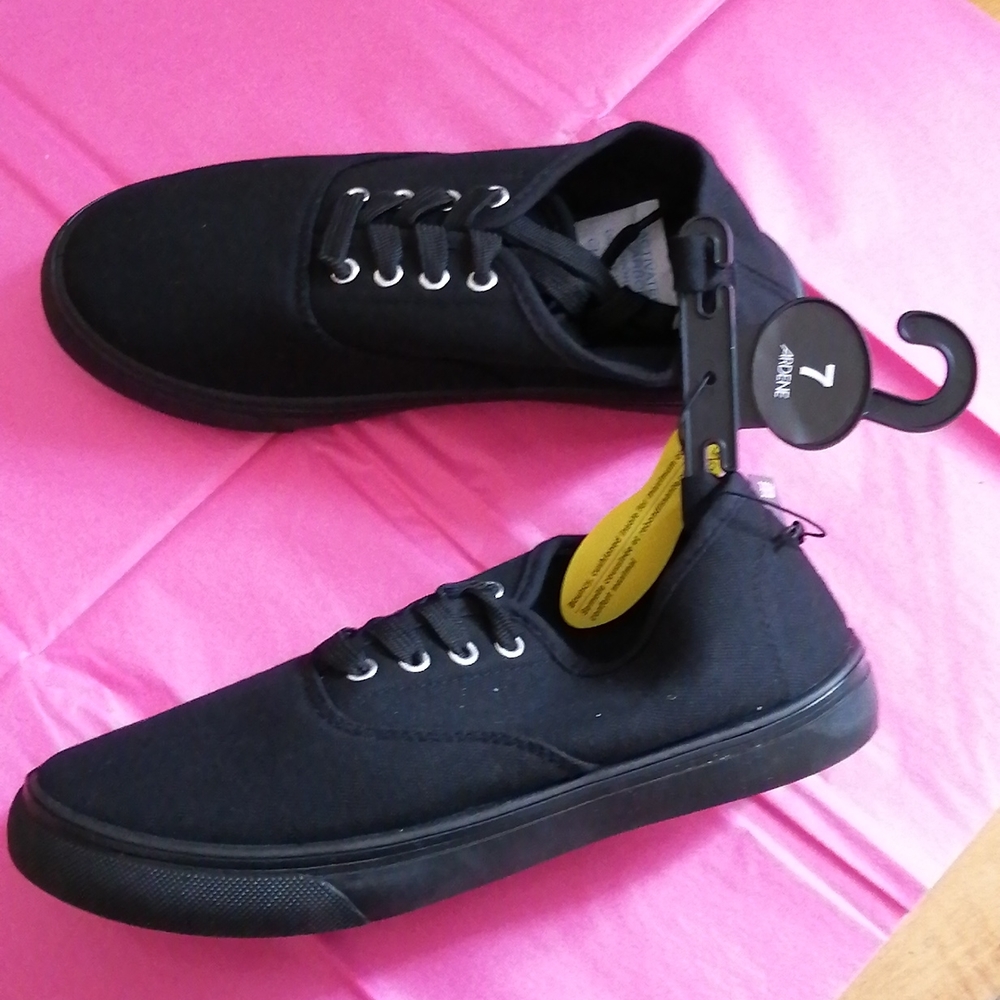 Tennis shoes
